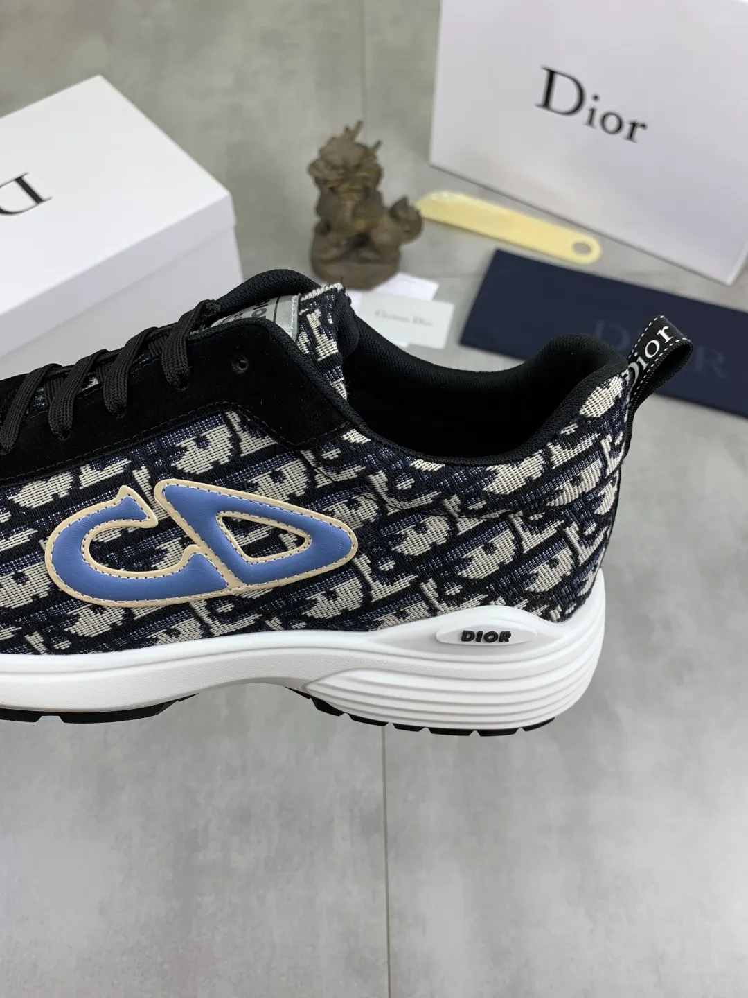 Men's shoes 💰P420 New Dior Chrono 2025 new product B30 series, in white and black fly woven series, decorated with computer-printed CD logo on both sides, star patch on the tongue and Dior logo on the heel, many details highlight the style. The interior is matched with the original color matching mesh, and the interior of the body is supported by low-temperature shaping sheets, and is filled with light feather cotton to keep the interior full and soft against the feet. The exclusive open-molded outsole adopts a one-piece molding process, so there is no need to worry about problems such as the opening and falling of sole decorative accessories. It is light and comfortable to wear, yet strong and wear-resistant. The two-color shoelaces are accessorized with exquisite metal five-pointed star pendants, creating a high-end, trendy and casual look at all times. Color: 5️⃣ colors available, code number: 38-44 (45 customized)